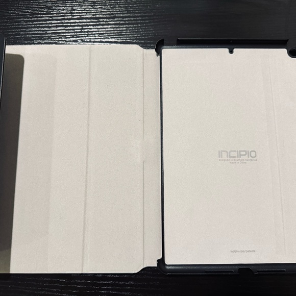 Incipio iPad 10.2” magnetic case - Picture 4 of 5